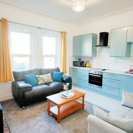 Flat-C, 4 Adults, 20 Mins To Beach, Netflix, Wifi, Sleeps 4 Adults Bournemouth Esterno foto
