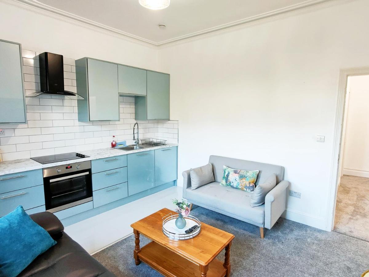 Flat-C, 4 Adults, 20 Mins To Beach, Netflix, Wifi, Sleeps 4 Adults Bournemouth Esterno foto