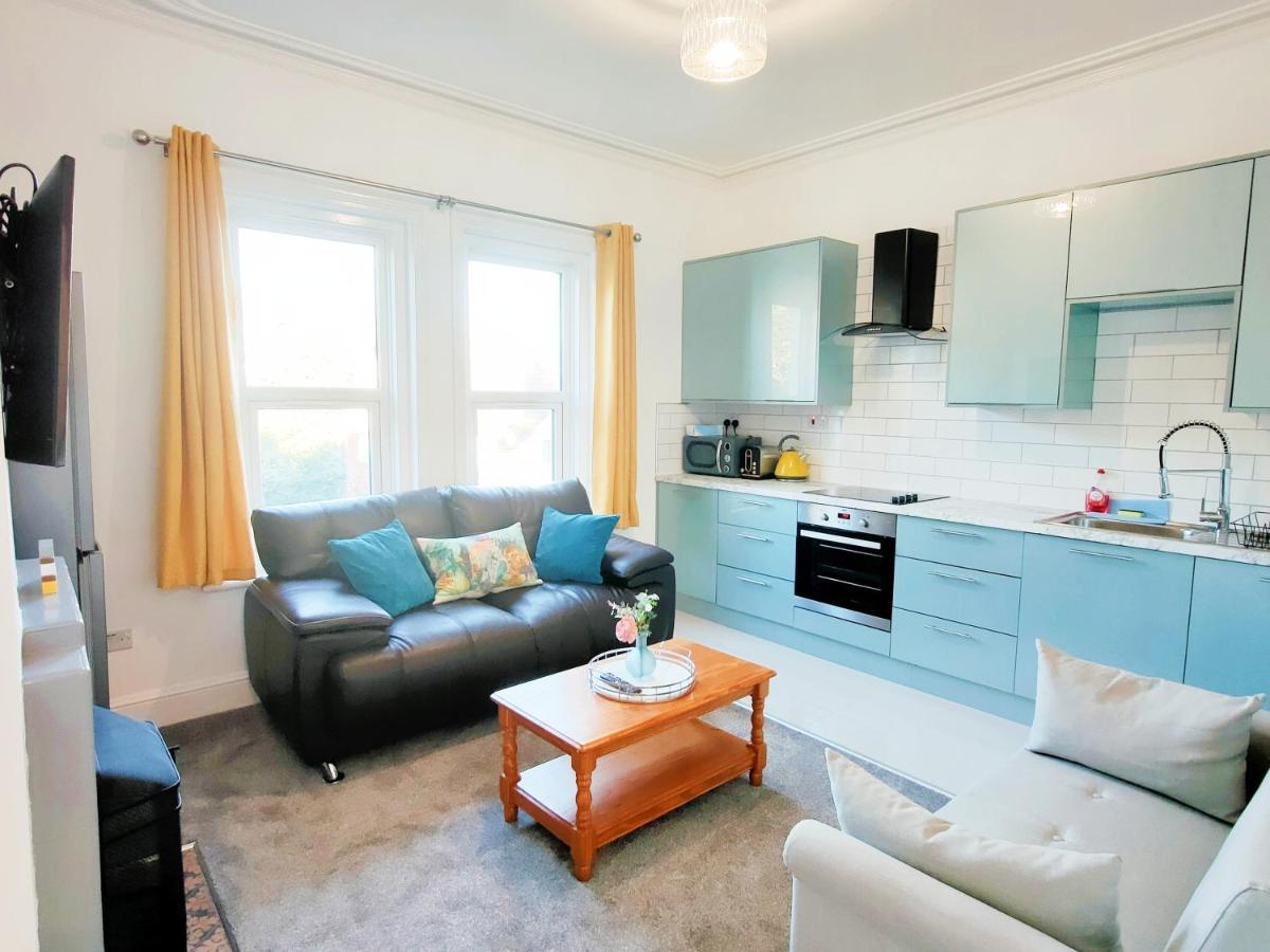 Flat-C, 4 Adults, 20 Mins To Beach, Netflix, Wifi, Sleeps 4 Adults Bournemouth Esterno foto
