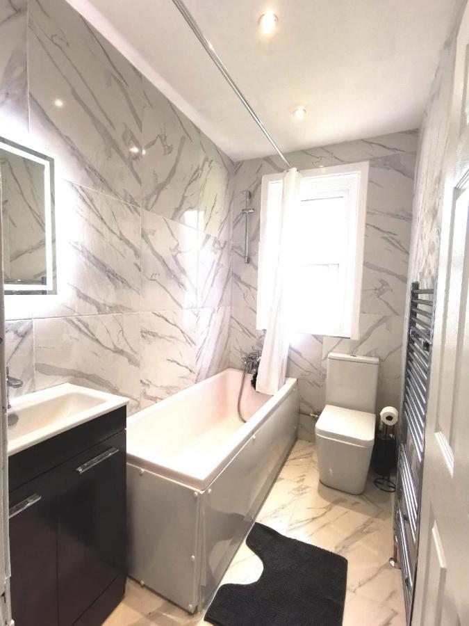 Flat-C, 4 Adults, 20 Mins To Beach, Netflix, Wifi, Sleeps 4 Adults Bournemouth Esterno foto