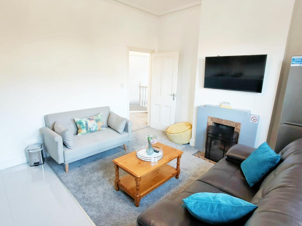 Flat-C, 4 Adults, 20 Mins To Beach, Netflix, Wifi, Sleeps 4 Adults Bournemouth Esterno foto