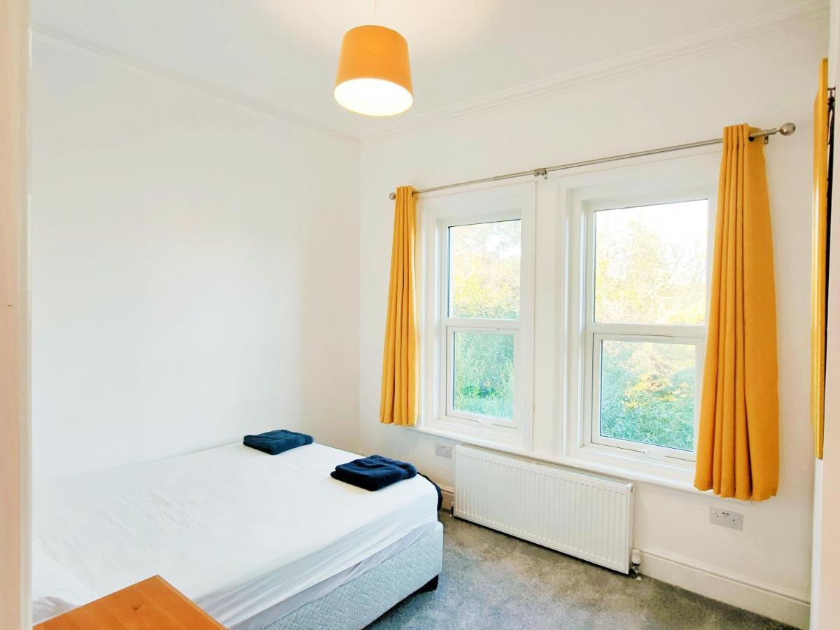 Flat-C, 4 Adults, 20 Mins To Beach, Netflix, Wifi, Sleeps 4 Adults Bournemouth Esterno foto