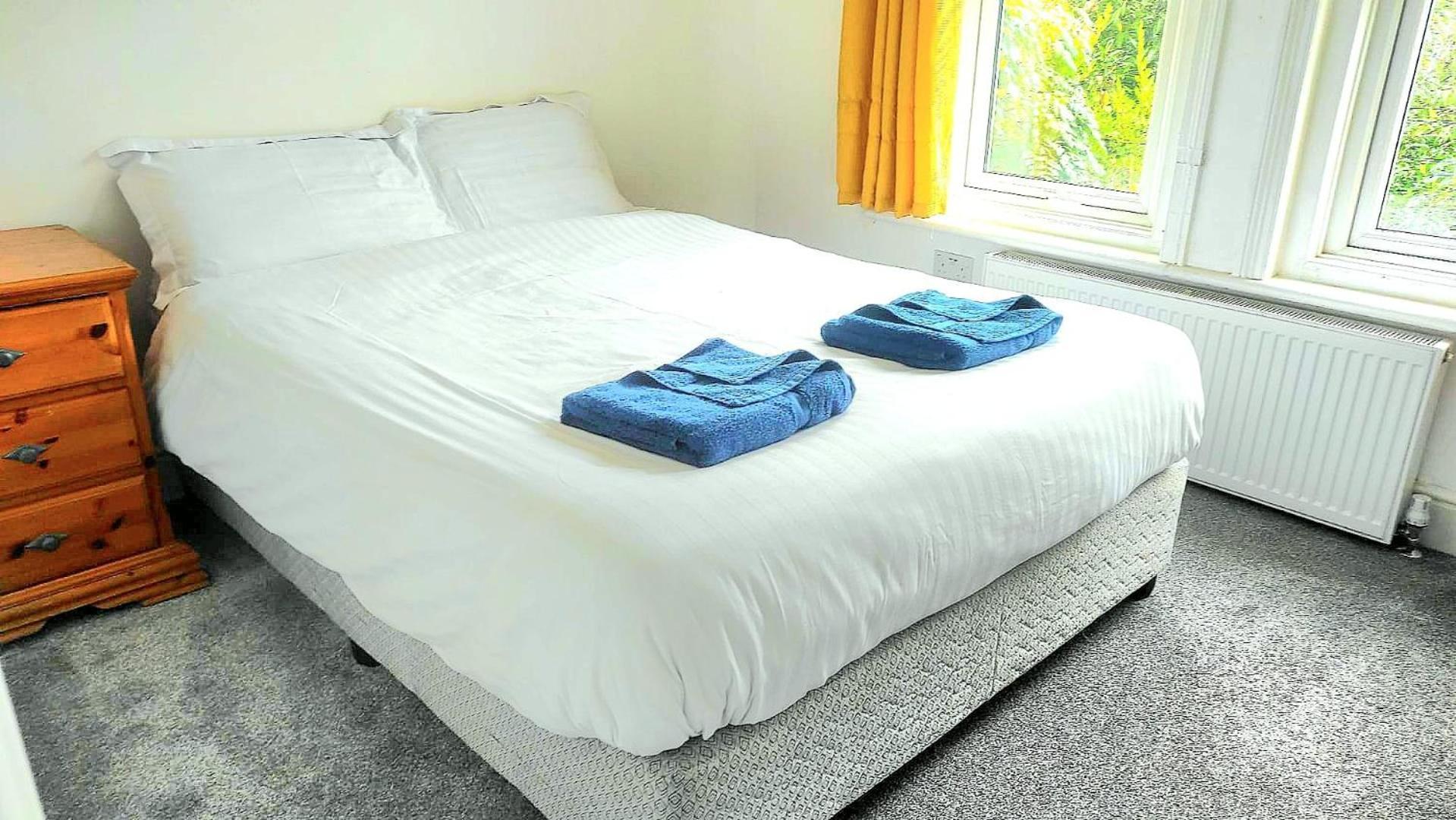 Flat-C, 4 Adults, 20 Mins To Beach, Netflix, Wifi, Sleeps 4 Adults Bournemouth Esterno foto